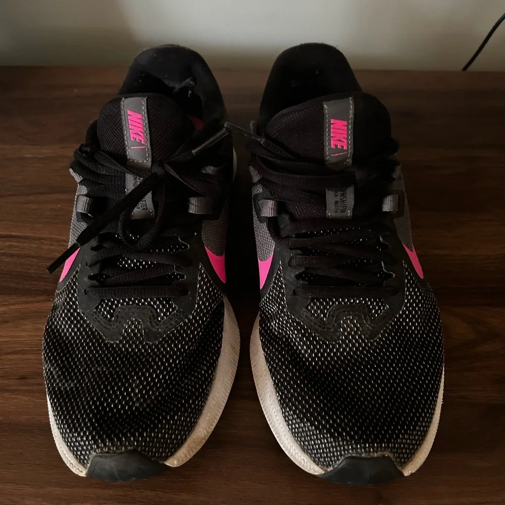 Nike Black and Pink Athletic Shoes - Picture 3 of 4